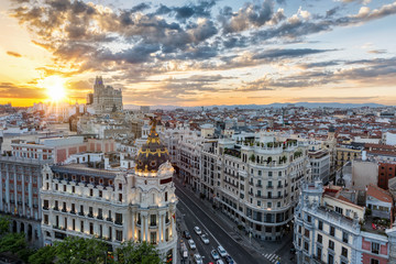 Die Skyline von Madrid, Spanien, bei Sonnenuntergang