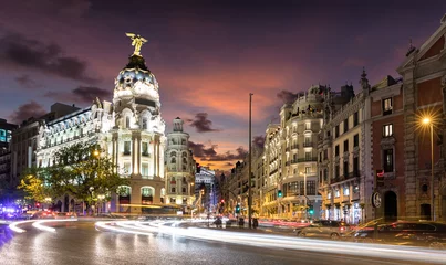 Photo sur Aluminium Madrid Madrid le soir : la rue commerçante Gran Via illuminée avec circulation