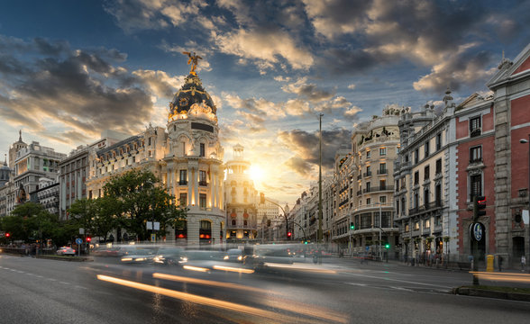 Die Einkaufsstraße Gran Via in Madrid, Spanien, bei Sonnenuntergang