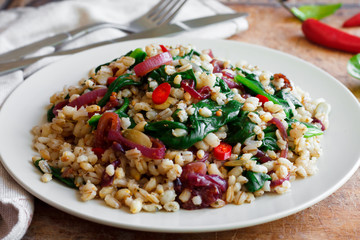 Barley porridge with spinach, onion and chili