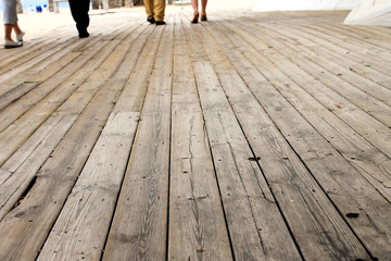 caminando sobre tablas de madera