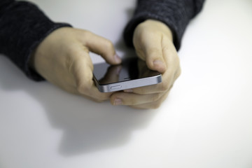 Daumen auf Smartphone-Display