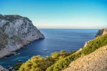 Ein Boot in einer Bucht auf Mallorca