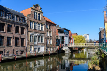 Fototapeta na wymiar Gent - Fluss Leie mit Brücke und historischem Gebäude