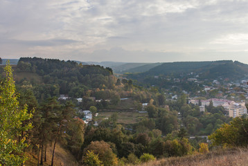 Naklejka premium Перспектива города Кисловодска из Курортного парка. 