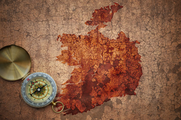 map of ireland on a old vintage crack paper - obrazy, fototapety, plakaty