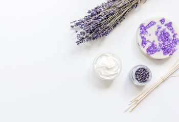 Obraz na płótnie Canvas natural herb cosmetic with lavender flatlay on white background top view mockup