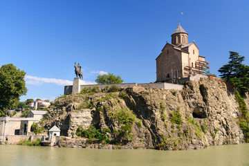 Fototapeta na wymiar Metekhi Church and Vakhtang Gorgasali monumen in Tbilisi, Georgia