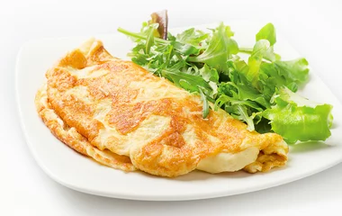 Foto op Plexiglas Omelet met frisse salade op witte plaat © bit24