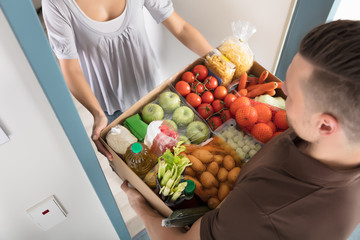 Obraz premium Man Delivering Groceries