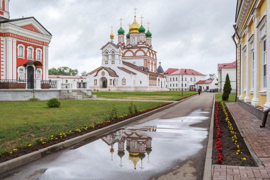 Собор преподобного Сергия Радонежского Троице-Варницкого монастыря с отражением в поселке Варницы Ярославской области