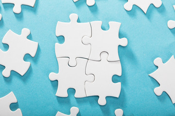 Obraz premium White Jigsaw Puzzles On Blue Background