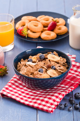 Breakfast with wholegrain cereals. 
