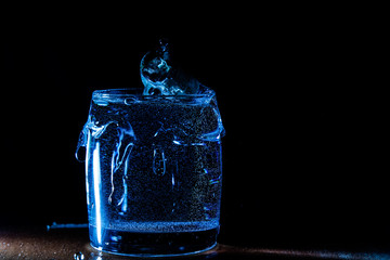 Korken fällt in Wasserglas