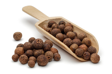 Allspice in wooden scoop