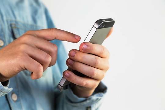Zeigefinger auf Handy