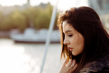Portrait einer jungen Frau auf Brücke in Gedanken