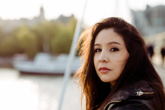 Portrait einer jungen Frau auf Br&uuml;cke in Gedanken
