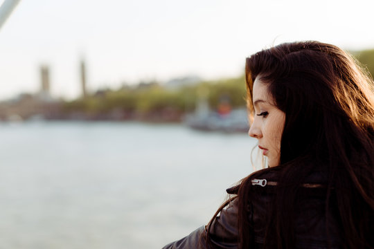 Portrait einer jungen Frau auf Br&uuml;cke in Gedanken