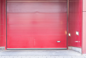 Rotes Tor einer Tiefgarage