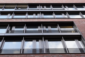 Fassade eines Hauses mit Fensterfront