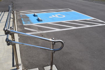 障害者用駐車場 車椅子マーク