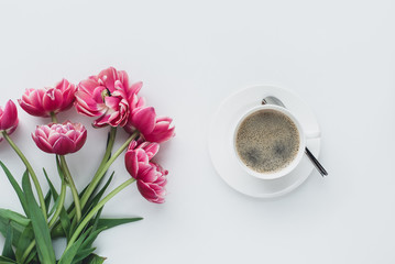 Kaffee und Tulpen