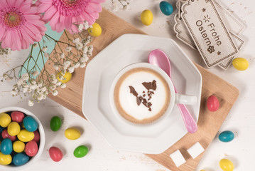 Kaffee mit Milchschaum und Schokostreusel (Ostern)