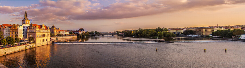 Fototapeta na wymiar Praga dal ponte Carlo