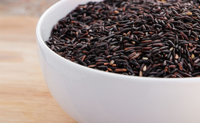 Closeup rice berry in white bowl.
