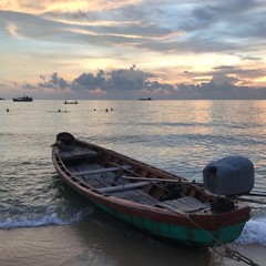 лодка на фоне заката