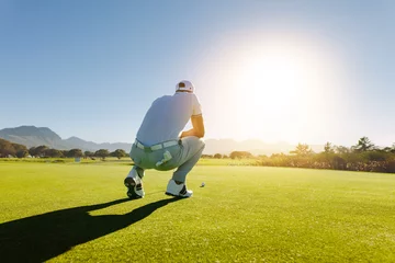 Tableaux ronds sur plexiglas Golf Golf player aiming shot on course