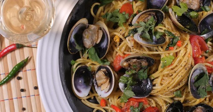 Dolly top down view of delicious spaghetti alle vongole (clams)