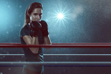 Frau trainiert Kampfsport