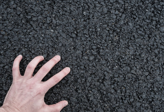 main homme goudron route bitume p&eacute;trole pollution toucher