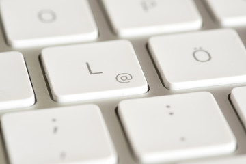 Eine Computer und eine eMail Taste