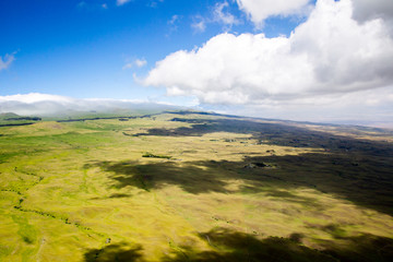 Luftaufnahme über grünem Weideland im Norden von Big Island, Hawaii, USA.