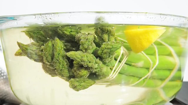Gr&uuml;nen Spargel im Topf kochen