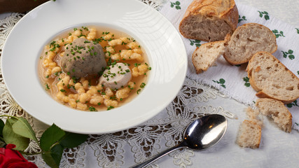  Bayerische suppe mit Knödel und Backspätzle Schnittlauch