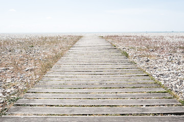 Obraz premium allée chemin mer océan horizon ciel aller avenir route latte bois galet plage perspective