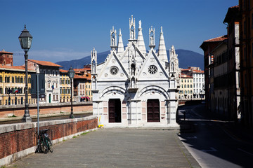 Fototapeta na wymiar travel amazing Italy series - Arno River and Santa Maria della Spina Church, Pisa, Tuscany,