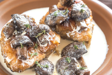 Chicken with creamy mushroom sauce