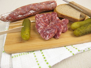 Fuet Salami mit Edelschimmel, Gewürzgurken und Brot