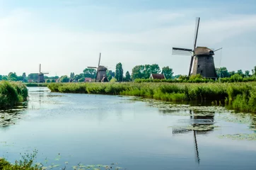 Lichtdoorlatende gordijnen Molens Typisch Hollands landschap in Alkmaar, Nederland
