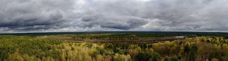 Fototapeta na wymiar Dramatischer Wolkenhimmel über dem Müritz-Nationalpark bei Speck (Blick nach Nordosten)