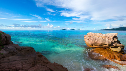 Granitfelsen an der Küste von La Digue, Seychellen 