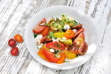 assiette de salade de tomates sur une table 