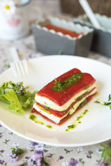 terrina vegetariana con peperoni, formaggio fresco e pesto per un pic nic all'aria aperta