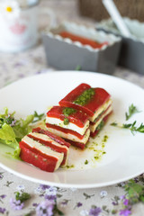terrina vegetariana con verdure arrostite, formaggio fresco e pesto, affettata per pic nic