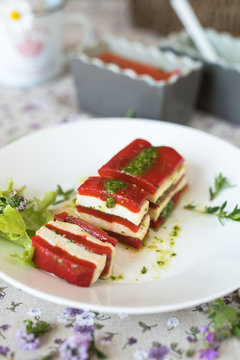 terrina vegetariana con verdure arrostite, formaggio fresco e pesto, affettata per pic nic